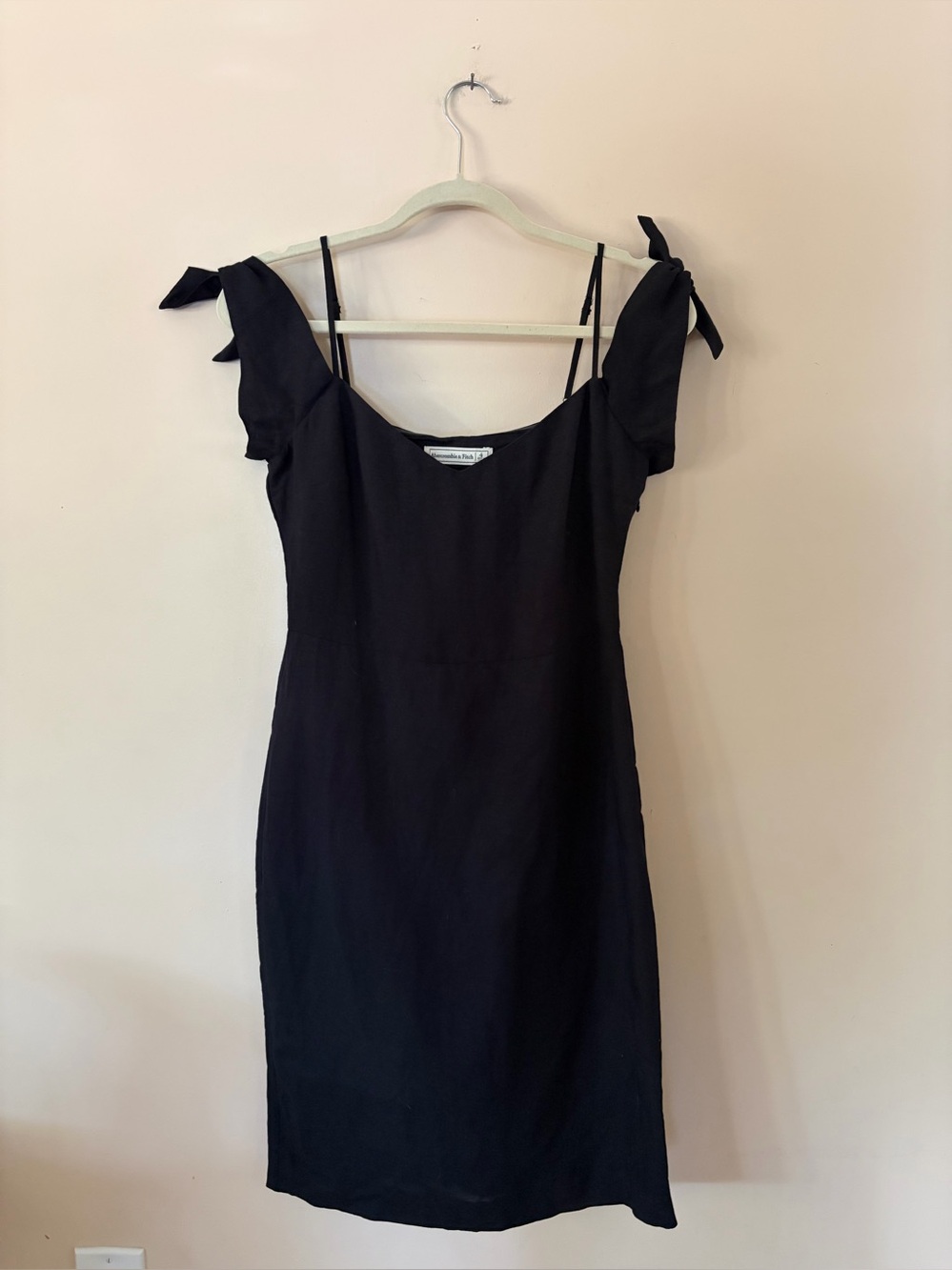 Abercrombie & Fitch Linen Black
Tie-Shoulder Dress